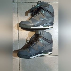 COPY - "NIKE". 599-410 SIZE 8-1/2